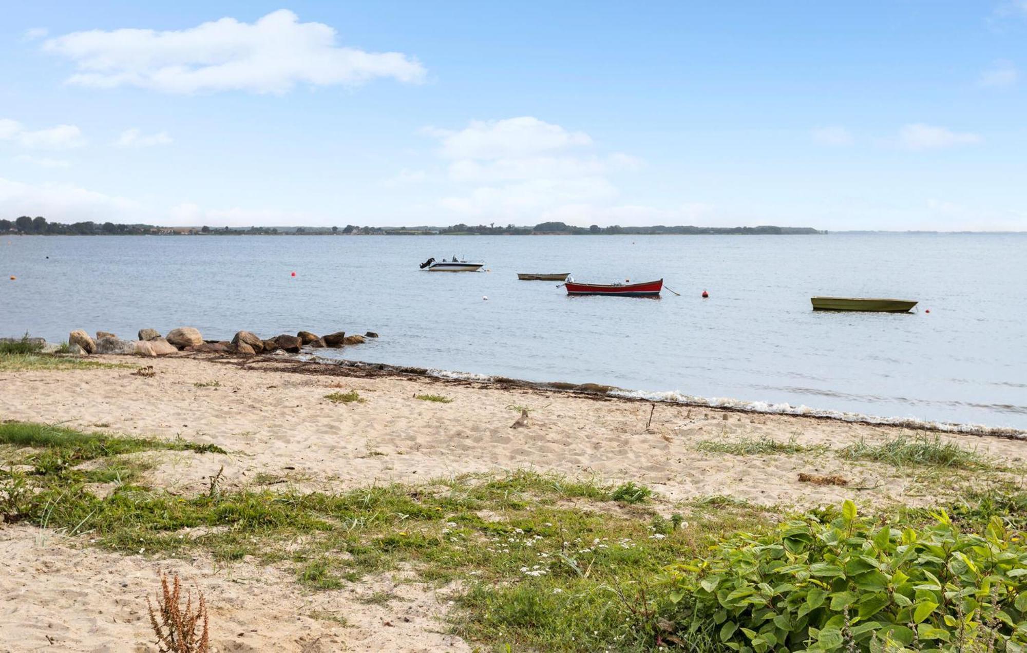 Beach Front Home In Sjolund With Kitchen エクステリア 写真