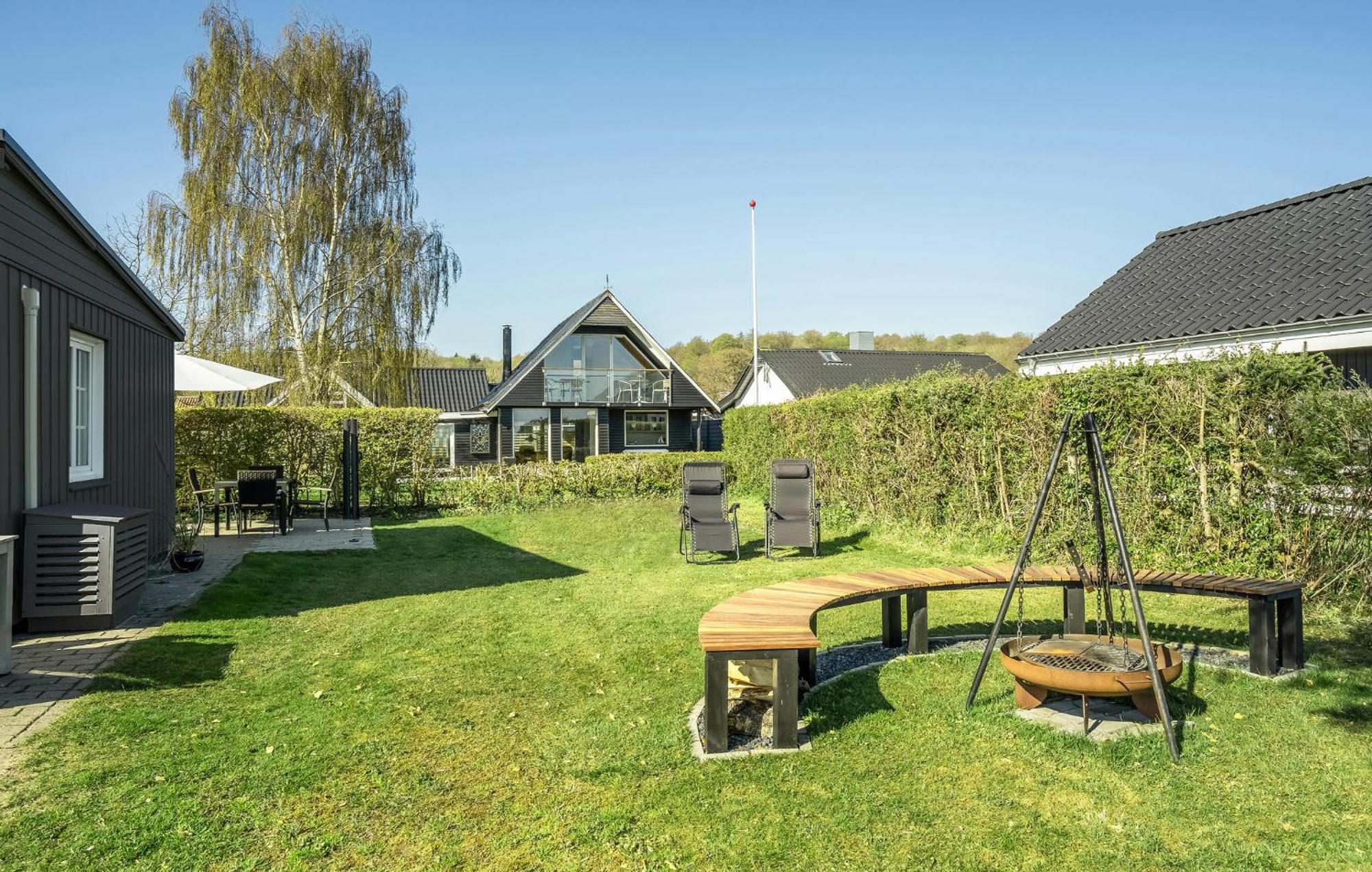 Beach Front Home In Sjolund With Kitchen エクステリア 写真